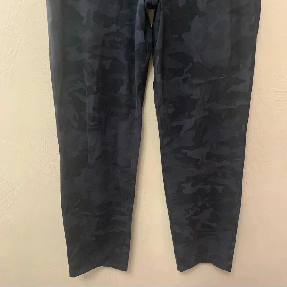 Lululemon On the Fly 7/8 Pant in Incognito Camo Multi Grey Size 8